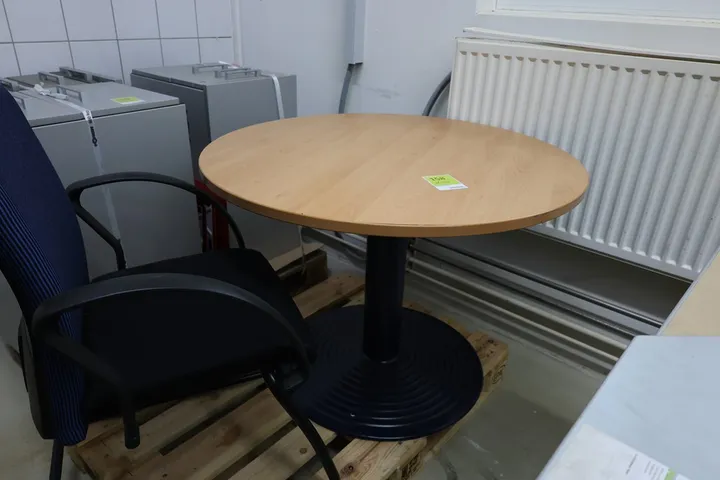 1 x Rundtisch, 1 x Bürostuhl